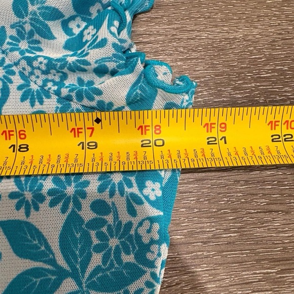 Liz Claiborne Blue Floral Short Sleeve Top- Size M. EUC - Picture 4 of 5